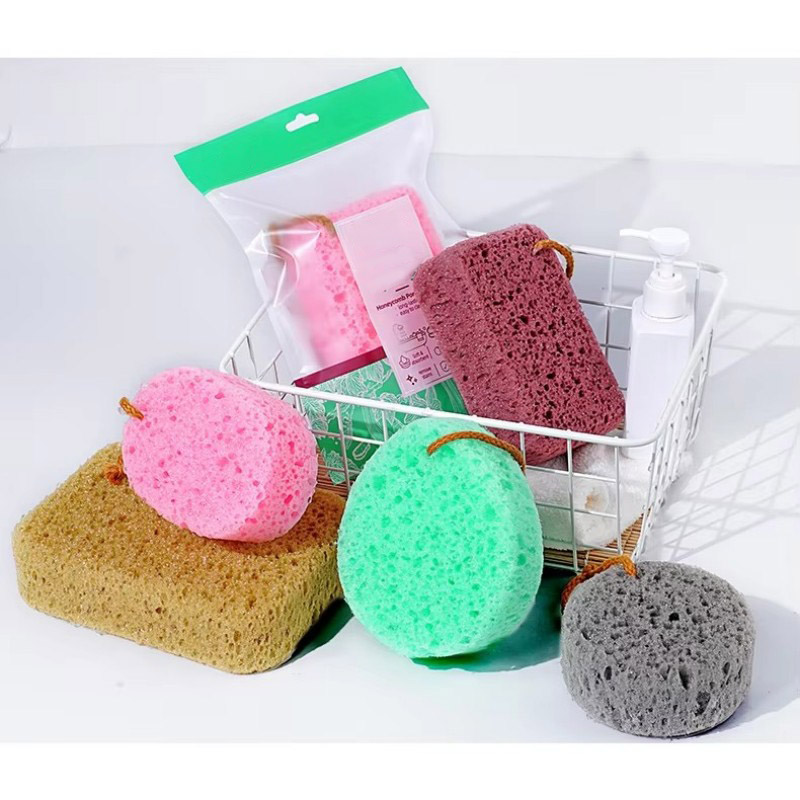 Chính xác bằng cách sử dụng các bước của găng tay tẩy tế bào chết